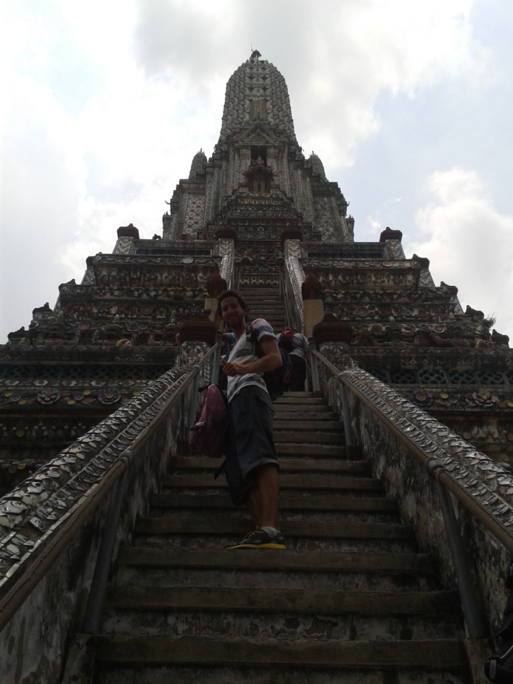 Escaleras empinadas del Wat Arun